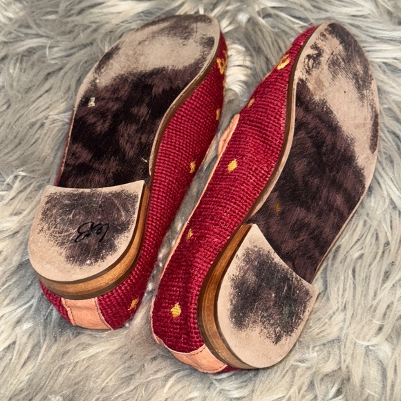 By Paige Needlepoint Fleur de Lis Maroon Gold Yellow Wool Loafer Size 7.5 - Picture 8 of 8